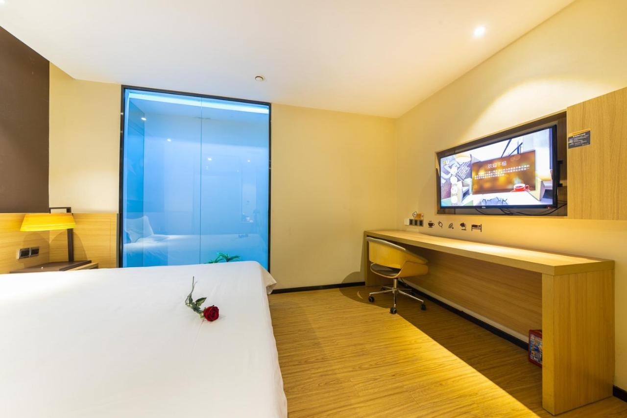 Iu Hotel Chongqing Jiefangbei Екстер'єр фото
