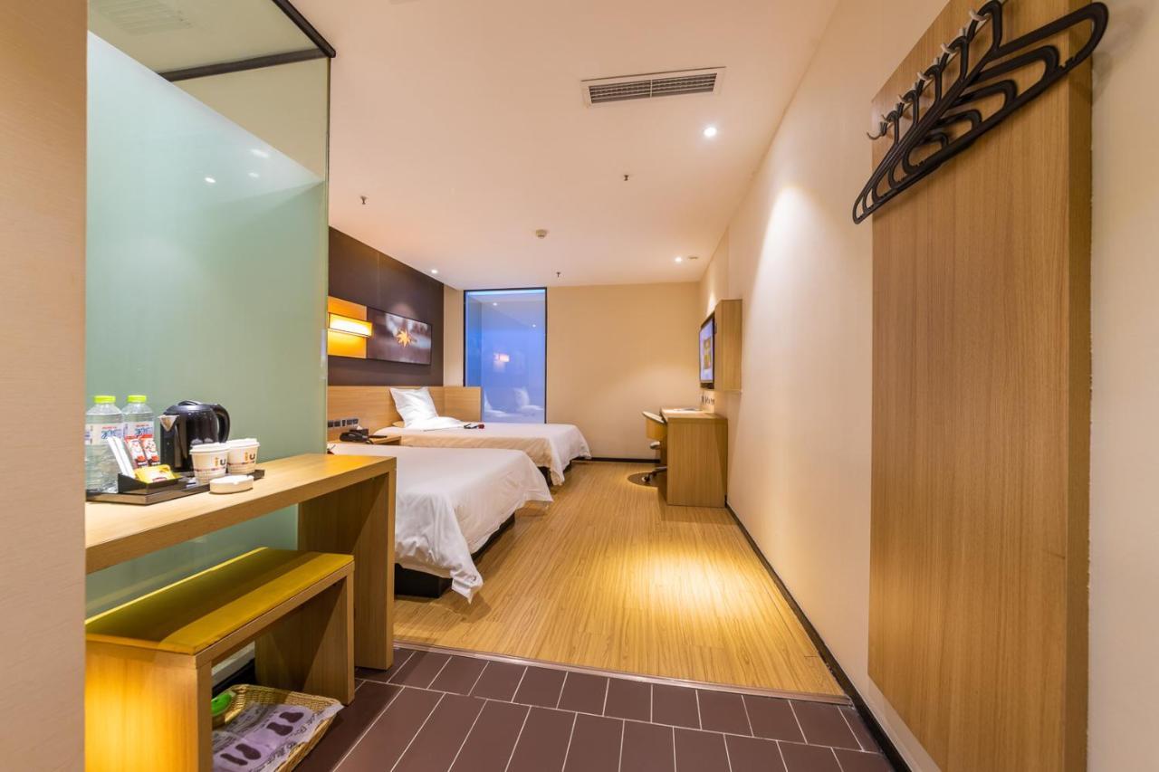 Iu Hotel Chongqing Jiefangbei Екстер'єр фото