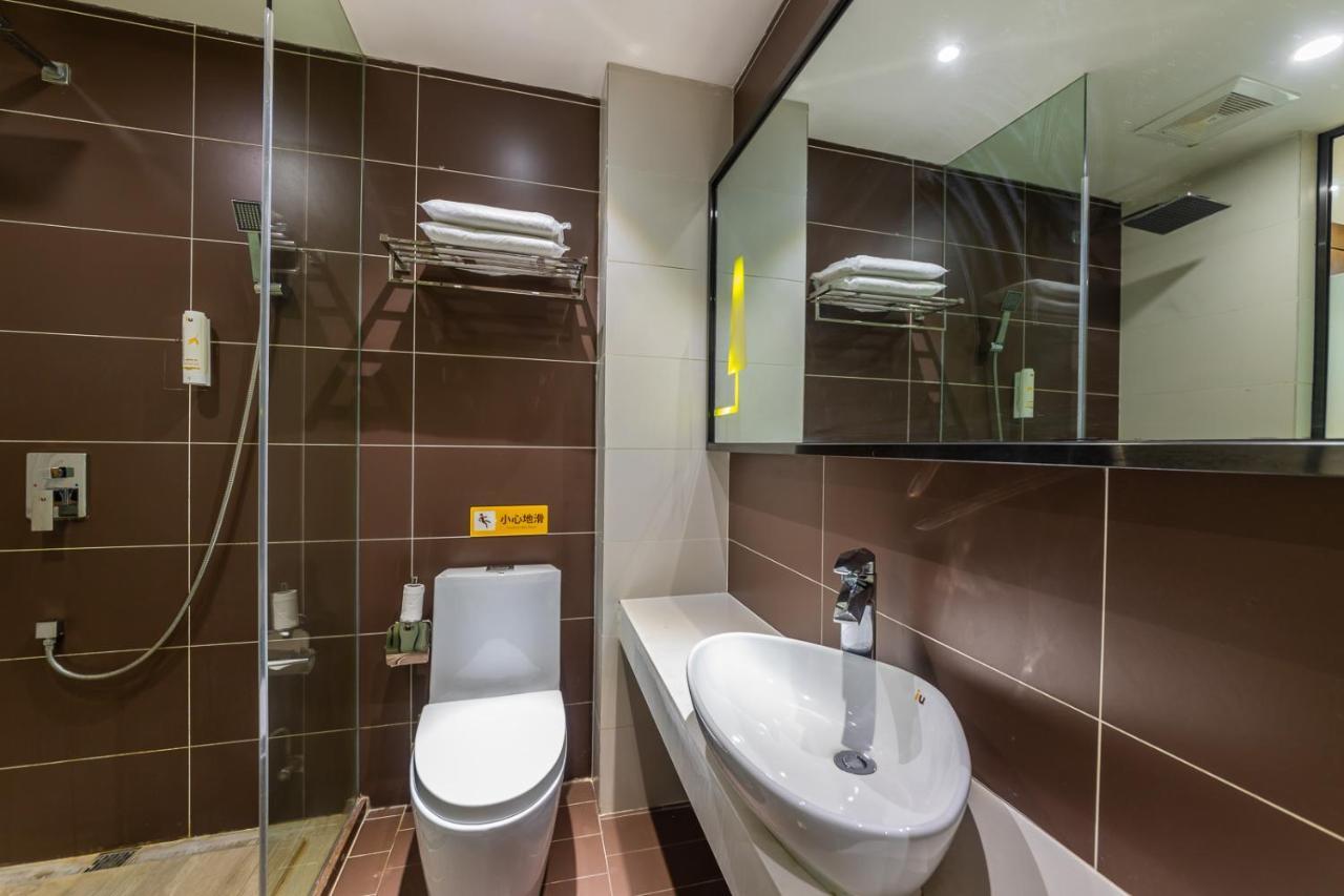 Iu Hotel Chongqing Jiefangbei Екстер'єр фото