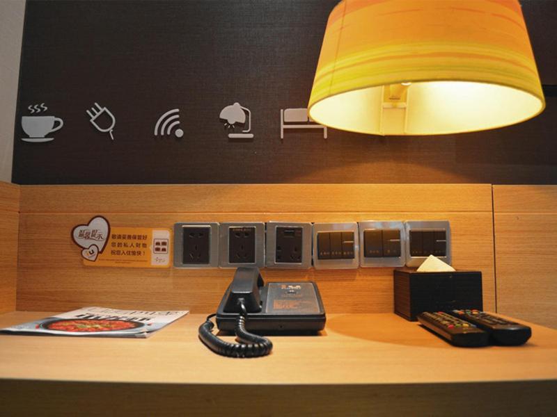Iu Hotel Chongqing Jiefangbei Екстер'єр фото